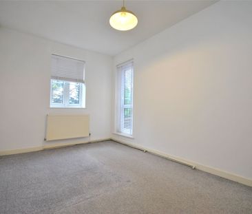 Terraced House to rent - Amblecote Meadows, London, SE12 - Photo 5