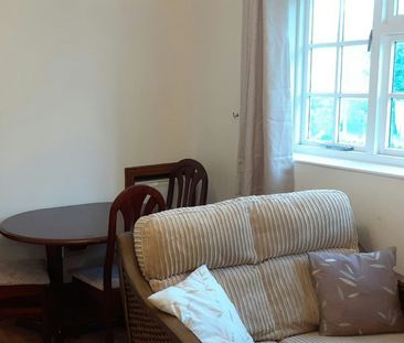 Flat to rent on - Photo 2