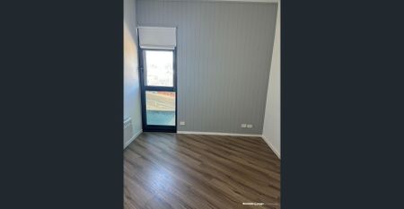 CLOSE TO STATION & SHOPPING CENTRE - Photo 2