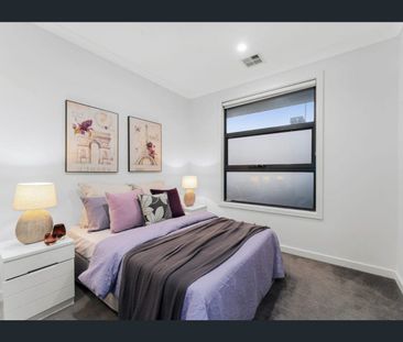 Luxury Townhouse Living with Westfield at Your Doorstep - Photo 4