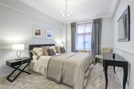 2 bedroom flat in South Audley Street - Photo 2