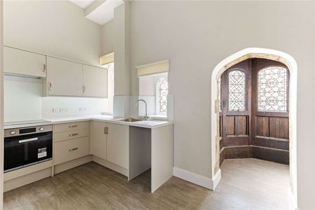 Elegant First-Floor Apartment in Historic Castle Setting. - Photo 3