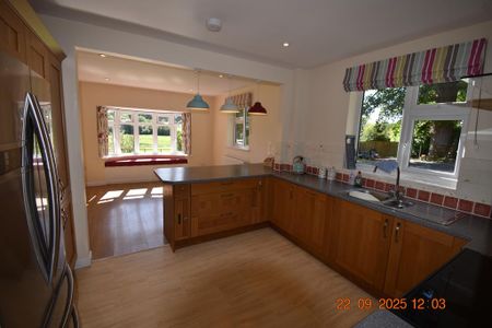 4 bedroom detached bungalow to rent - Photo 2