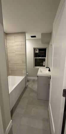 1BR ground-floor suite - Photo 1