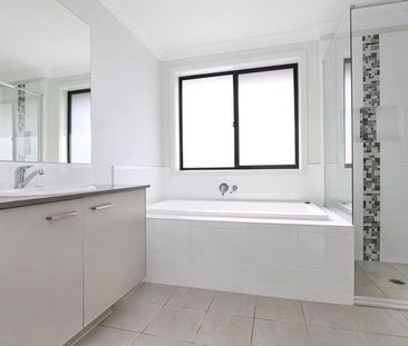 Spacious family home with park view - Photo 3