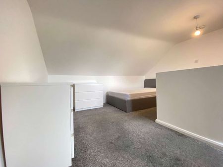 Recently redecorated loft room! Room 4 - Photo 5