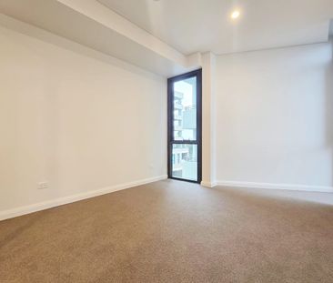 Modern two-bedroom apartment with secure parking space - Photo 3