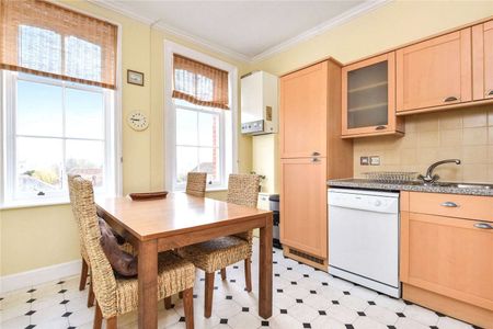 Fully furnished second floor apartment with views of Winchester Cathedral. - Photo 4