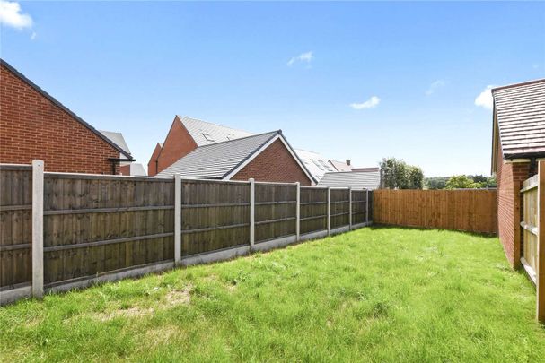 An attractive 3 / 4 bedroom semi detached town house in Bushey, offered unfurnished and available end of October. - Photo 1