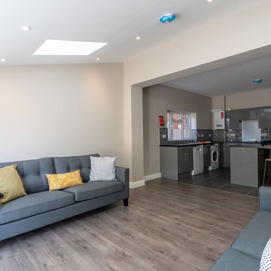 6 Bed Semi-Detached House, Morris Road, SO15 - Photo 1