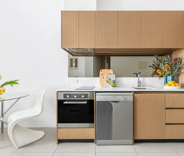 Peaceful Courtyard Retreat in a Vibrant Urban Setting - Photo 4