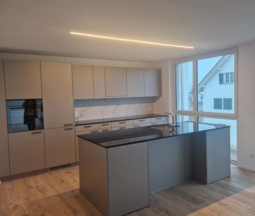helle, grosszügige 4.5 Zimmer Wohnung im 1. OG - Foto 2