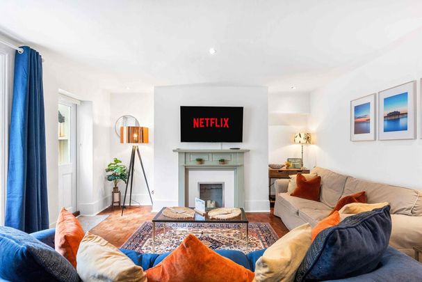 Powis Square - Photo 1