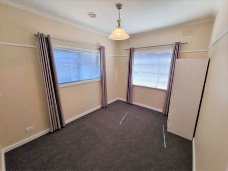 8 Hart Street, Airport West VIC 3042 - Photo 3