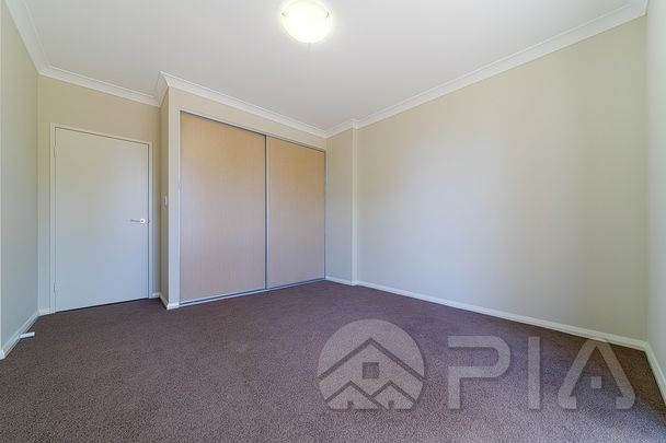 Spacious two bedrooms apartment for lease ! Walking distance to Stock land shopping ! - Photo 1