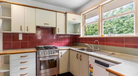 Family Haven: Sunny, Spacious & Superbly Locat... - Photo 5