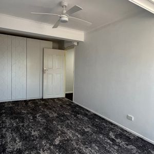 Low-Maintenance 2 Bedroom Unit in Prime Location - Photo 2