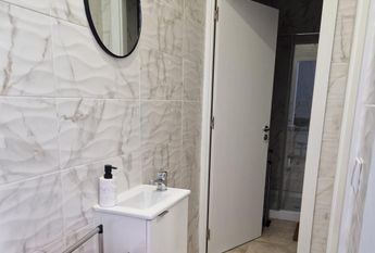 Quartos individuais junto transportes publicos andante