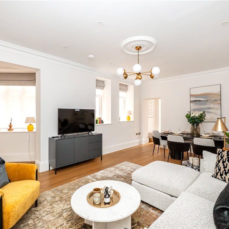 A luxurious two-bedroom, two-bathroom lateral apartment in a prestigious red brick building on Stratton Street, Mayfair. - Photo 1