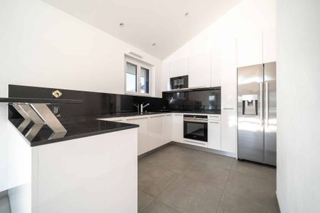 Un bien d'exception alliant confort, modernité, espaces généreux et vue lac - Photo 5