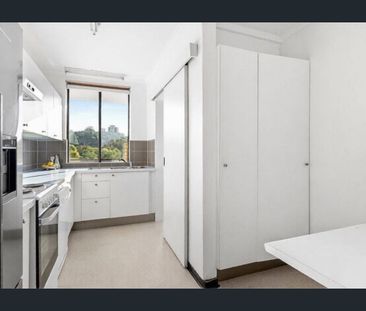 Luxurious Apartment With Panoramic District Views in Prestigious Be... - Photo 6