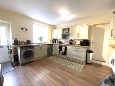 4 bedroom detached house to rent - Photo 4