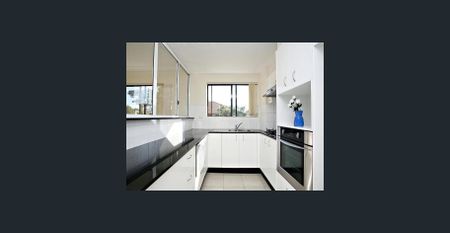 Fully furnished Three Bedroom Two Bathroom Two Car Park with Best Location! - Photo 4