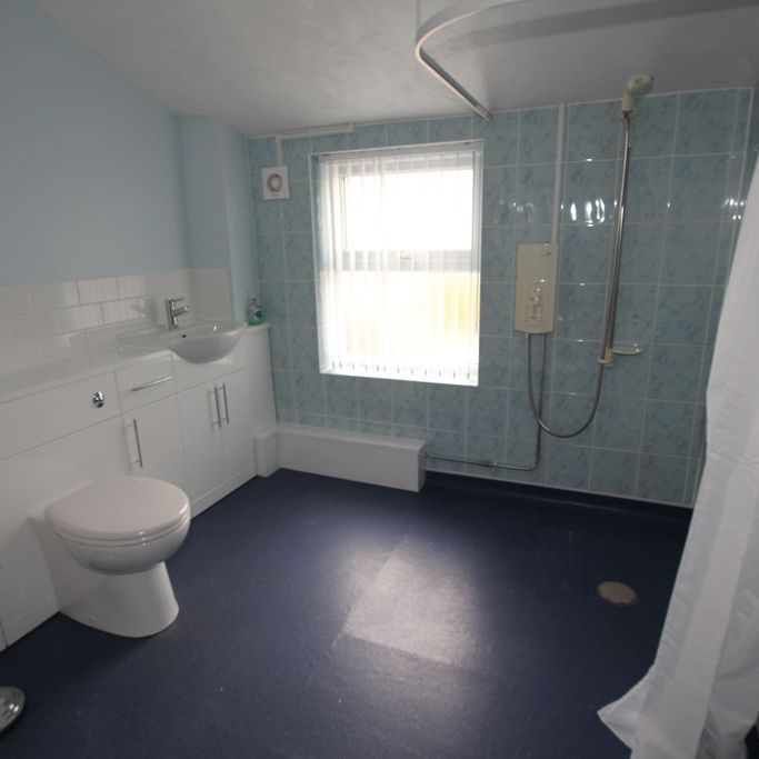 2 Bedroom HOUSE, Deeside - Photo 1