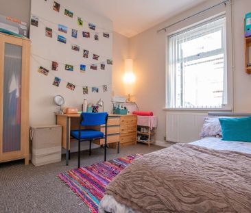 Stylish kitchen and hair/makeup station! - Photo 5