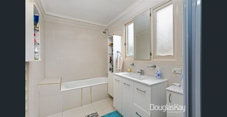 Comfortable Unit in Prime Location - Photo 5