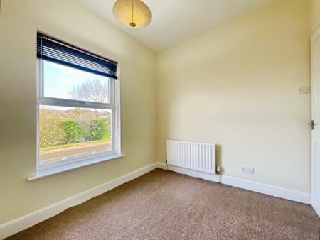 3 bedroom Mid Terraced House to let - Photo 4