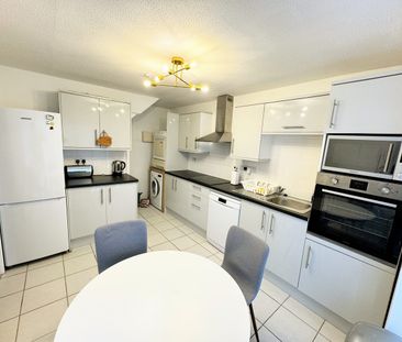 3 Bed Terraced House, Storks Road, SE16 - Photo 3