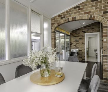 Three Bedroom Art Deco Modernised Home - Photo 3
