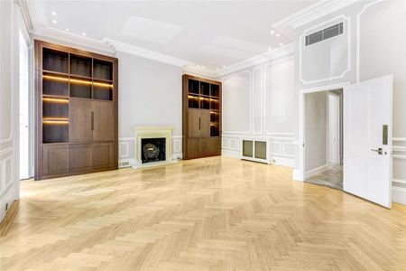 Beautiful duplex apartment in a period building in Knightsbridge with wood flooring and high ceilings throughout and views over the communal gardens. - Photo 4