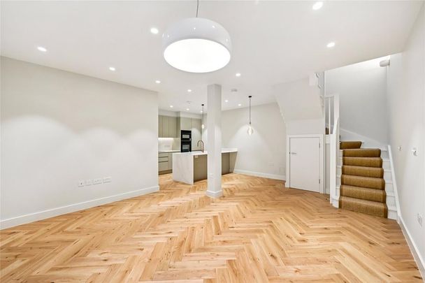 3 bedroom mews to rent - Photo 1
