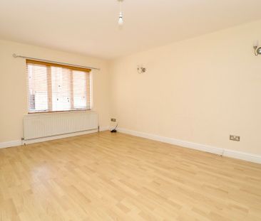 3 bedroom Semi-Detached House to let - Photo 4