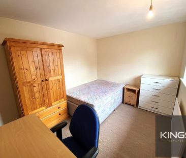 4 bedroom semi-detached house to rent - Photo 2