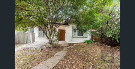 Oversized 2 Bedroom leafy house in Yarraville! - Photo 5