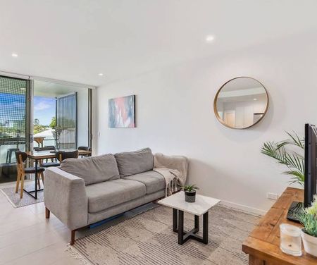 Top Floor - Large Two Bedroom - Great Location - Photo 2