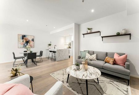 Spacious Bayshore Apartment in the Heart of Port Melbourne - Photo 2