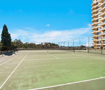 Two bedroom apartment in ultra convenient location - Photo 6