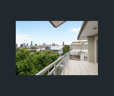 Bright Top-Floor Apartment in a Quiet, Convenient Location - Photo 6