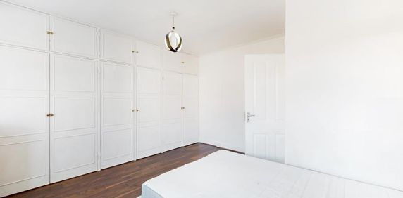 Modern Apartment - Photo 2