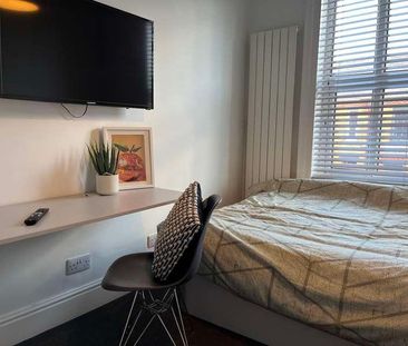 Modern Bedroom House, LN5 - Photo 5