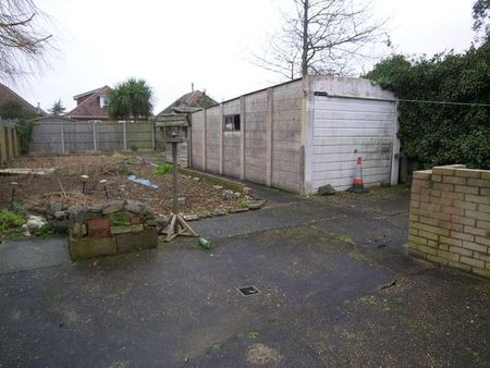 Bedroom Detached House In Ensbury, BH9 - Photo 4