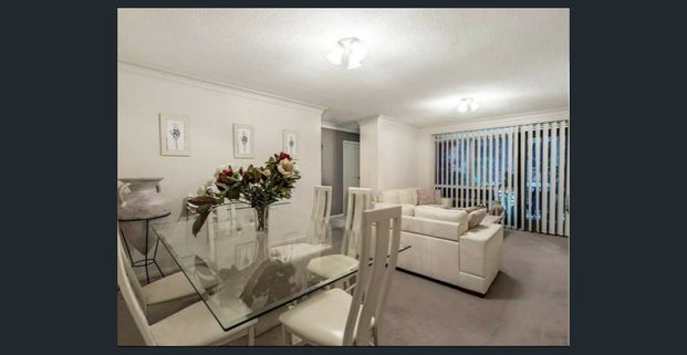 Cute & Cosy Unit in a Super Convenient Location! - Photo 1