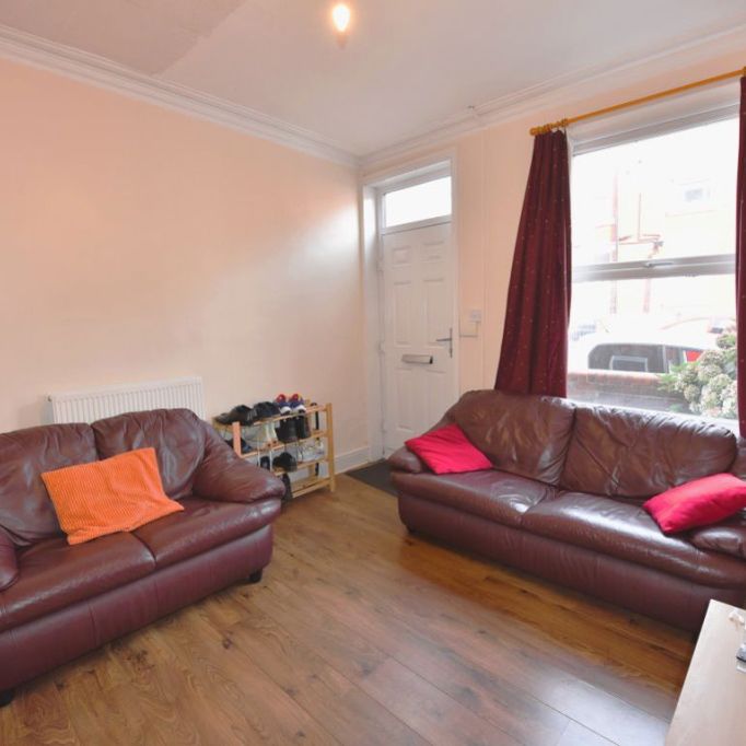 3 bedroom House in Carberry Place BED), Leeds - Photo 1