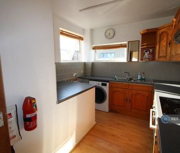4 bedroom end of terrace house to rent - Photo 6