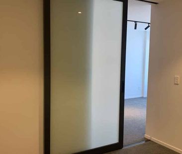 Modern 2-Bedroom Apartment in prime location - Photo 2