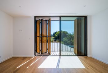 Moradia T6 de arquitetura moderna inserida no Golfe de Oeiras